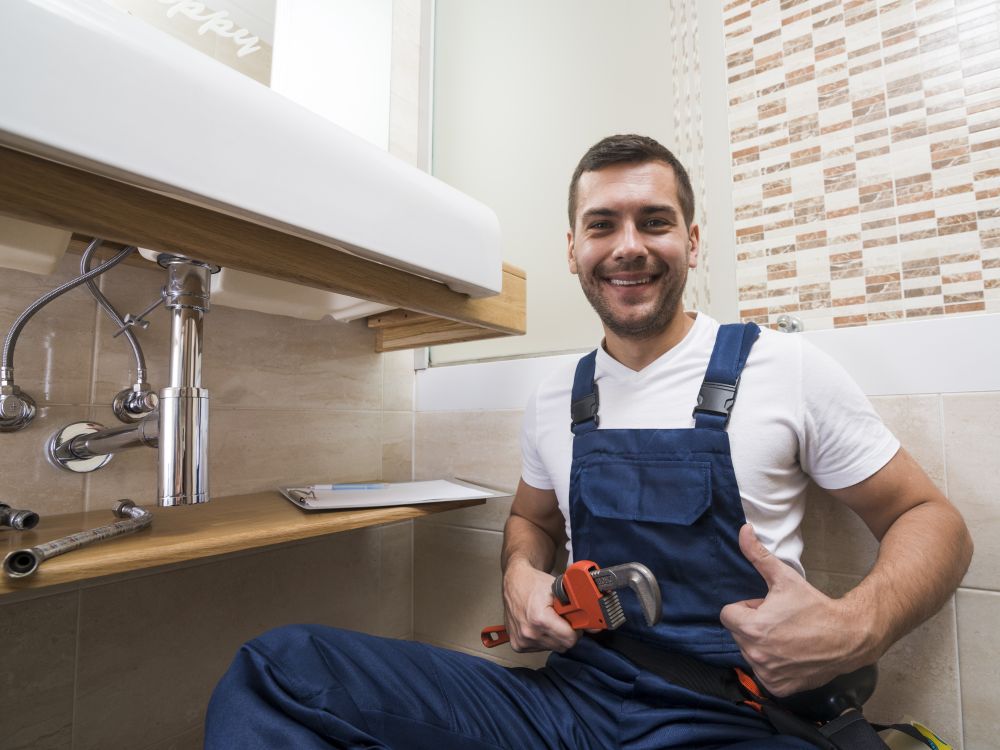 Kvalitní vodoinstalatérské práce v Olomouci Profesionální vodoinstalatér z Olomouce při montáži vodoinstalací